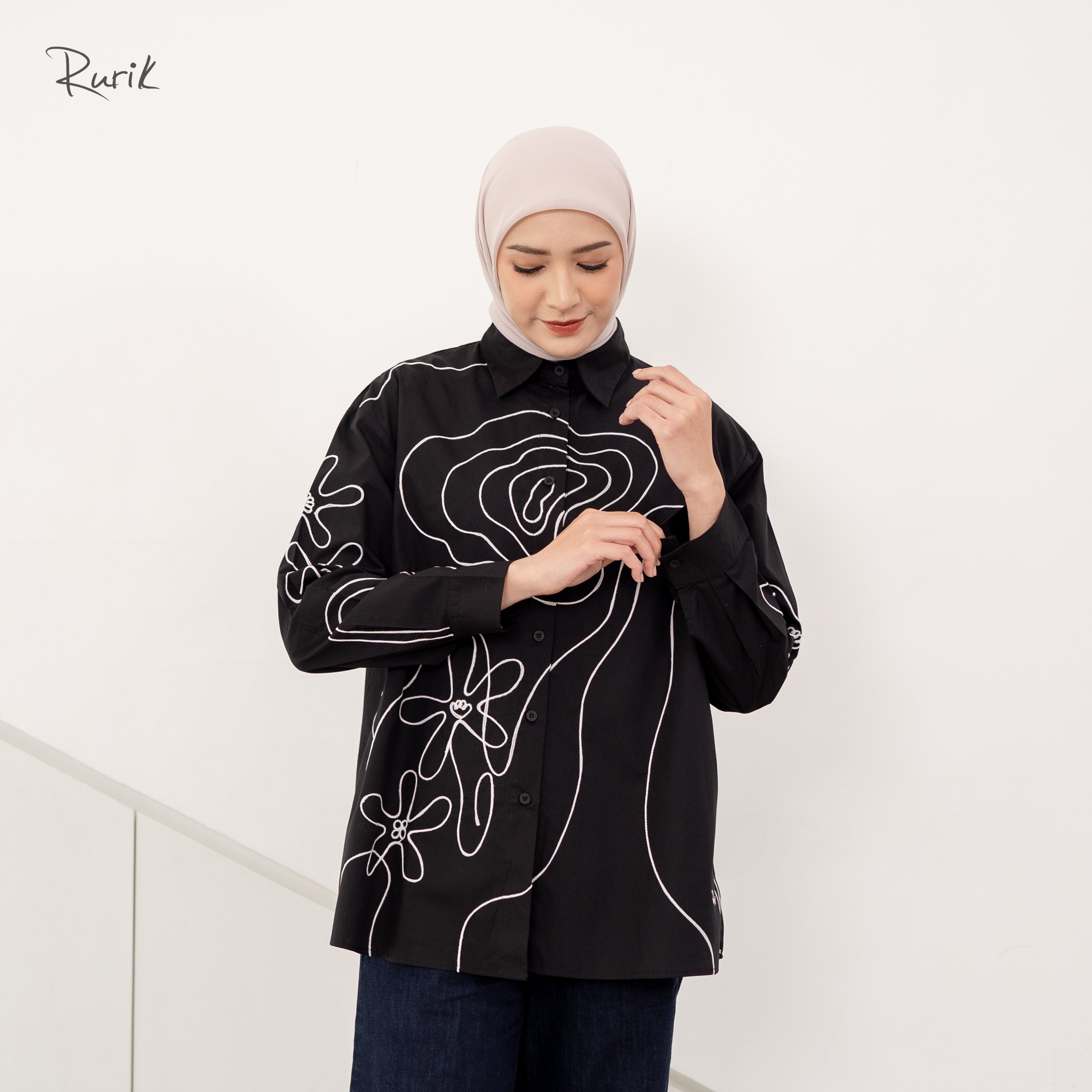 光刺繍シャツ